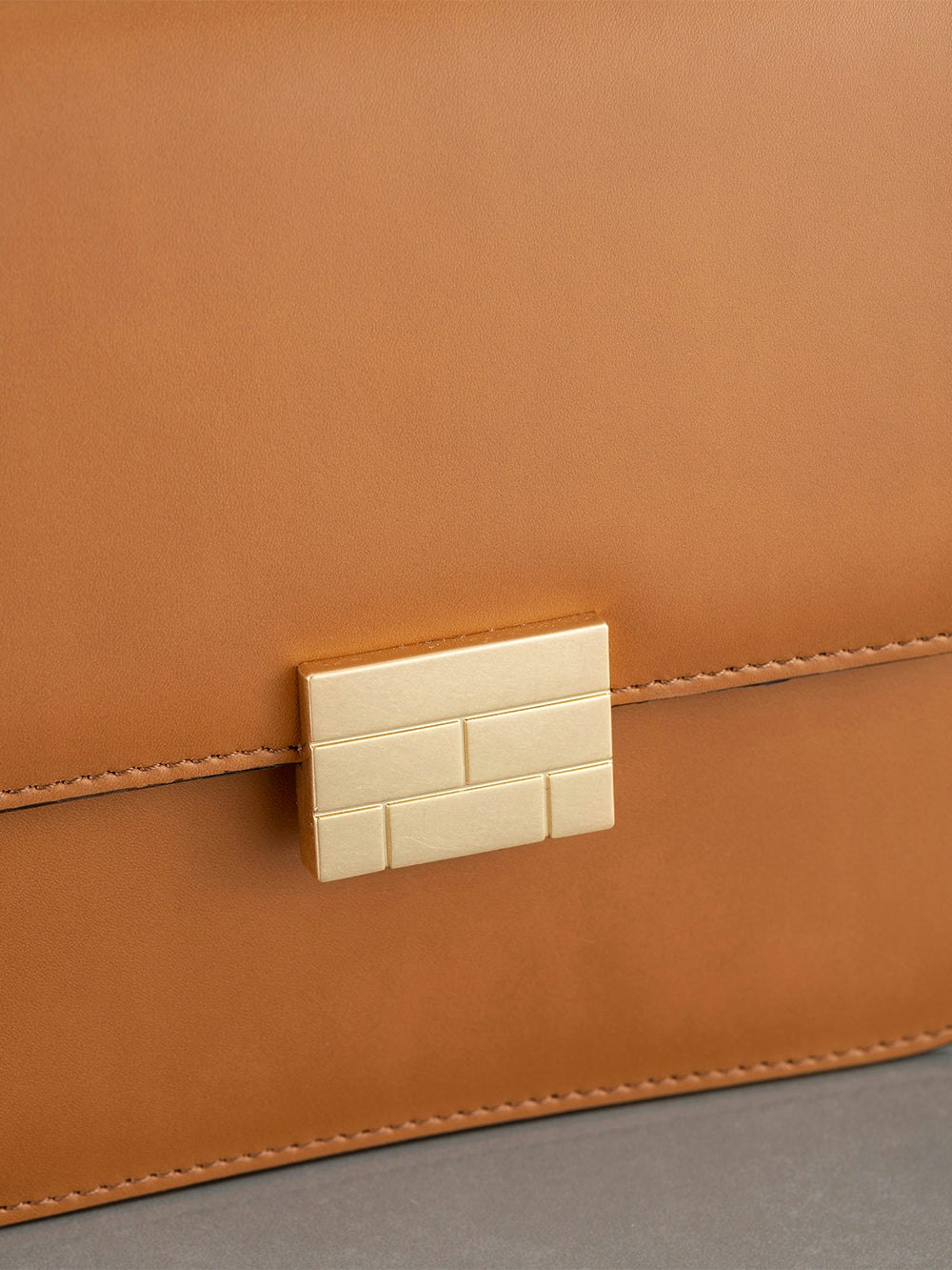 handbag detail view alt:size alt:fit1